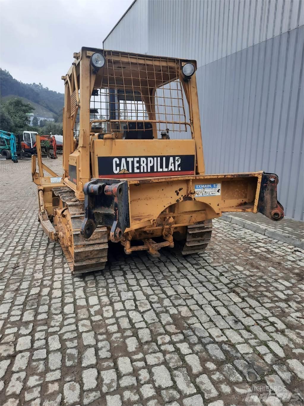 CAT D4E Pokladače potrubí