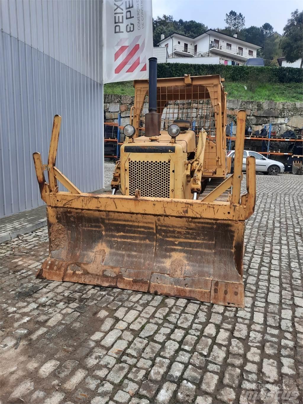 CAT D4E Pokladače potrubí