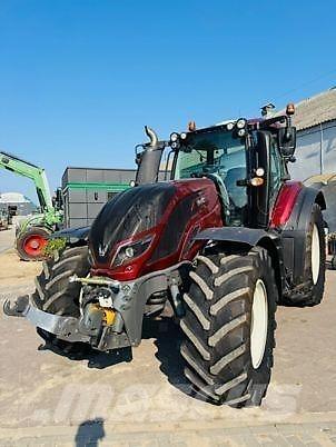 Valtra T174 VERSU Traktory