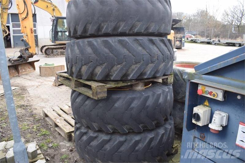 JCB 4 CX Pneumatiky, kola a ráfky