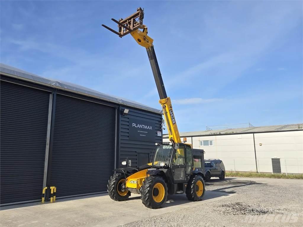 JCB -- Teleskopické manipulátory