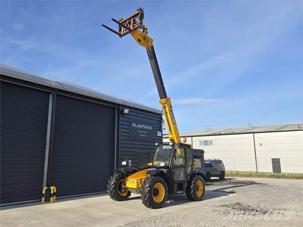 JCB -- Teleskopické manipulátory