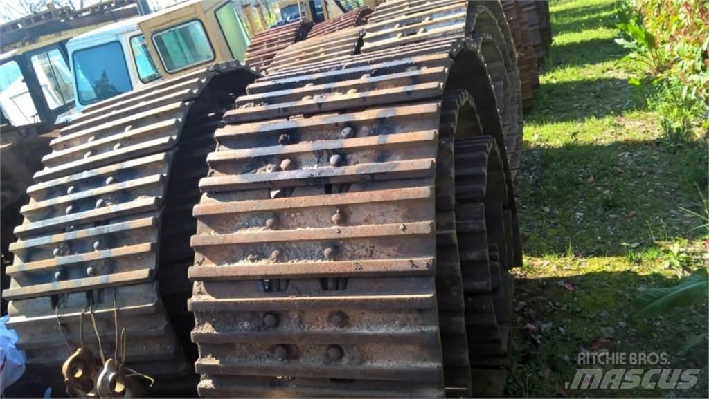 CAT 231D Pásy, řetězy a podvozek