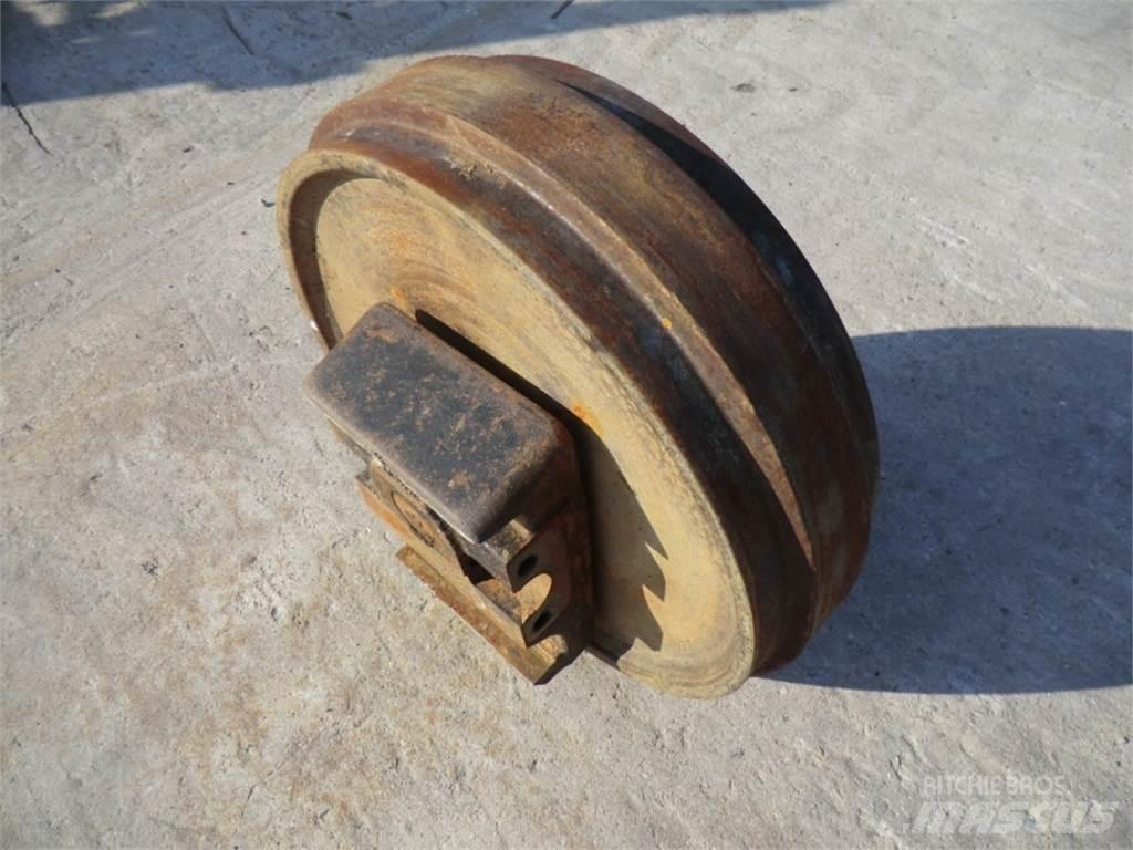 CAT 231D Pásy, řetězy a podvozek