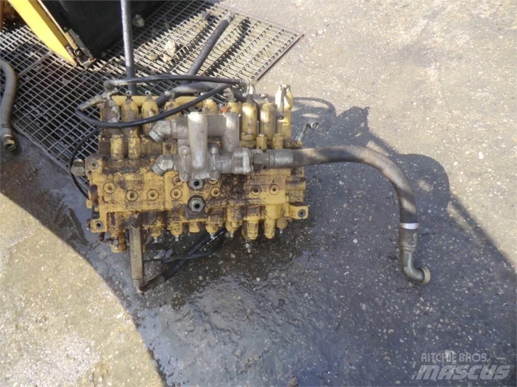 CAT 231D Pásy, řetězy a podvozek