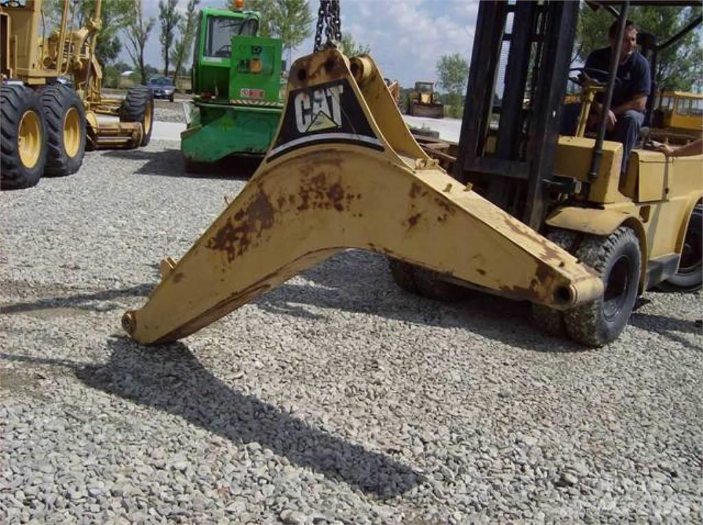 CAT 438C Podvozky a zavěšení kol