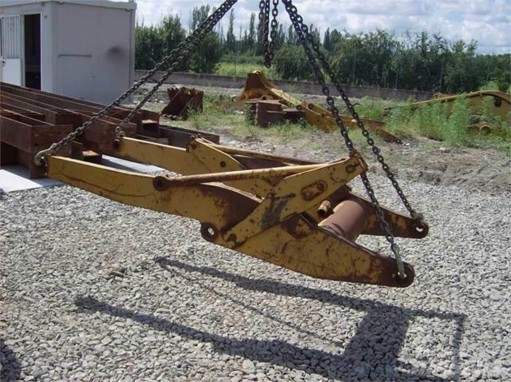 CAT 910 Podvozky a zavěšení kol