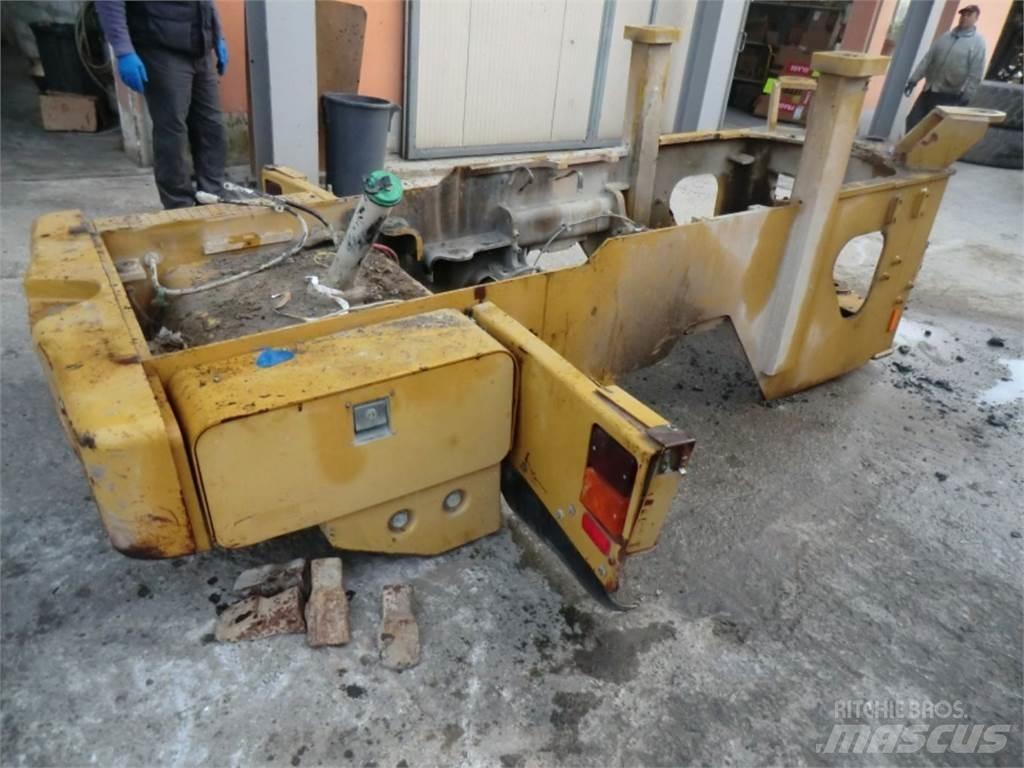 CAT 928G Podvozky a zavěšení kol