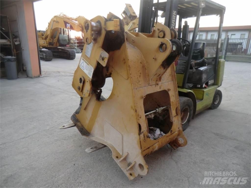CAT 928G Podvozky a zavěšení kol