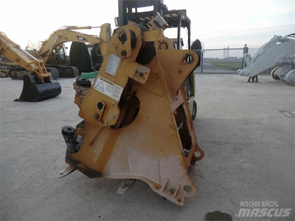 CAT 928G Podvozky a zavěšení kol