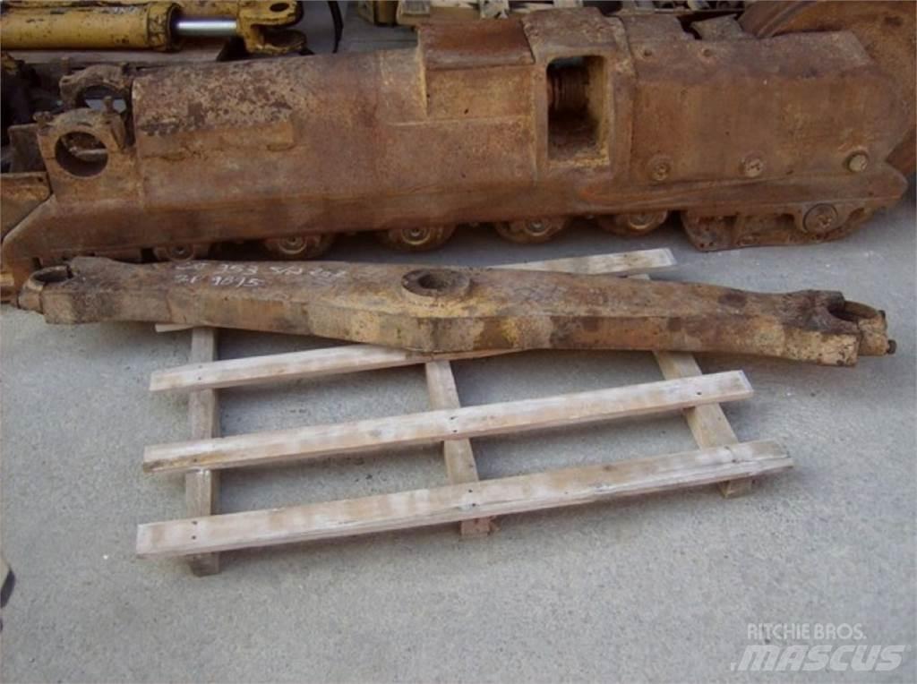 CAT 953 Pásy, řetězy a podvozek