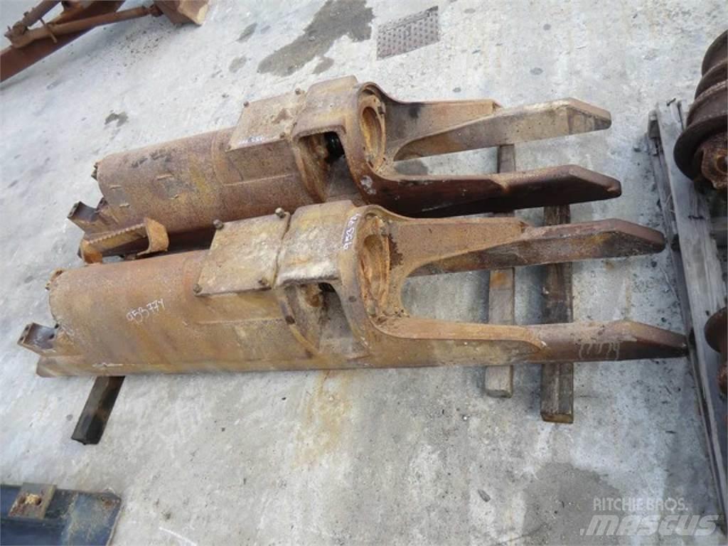 CAT 953 Pásy, řetězy a podvozek