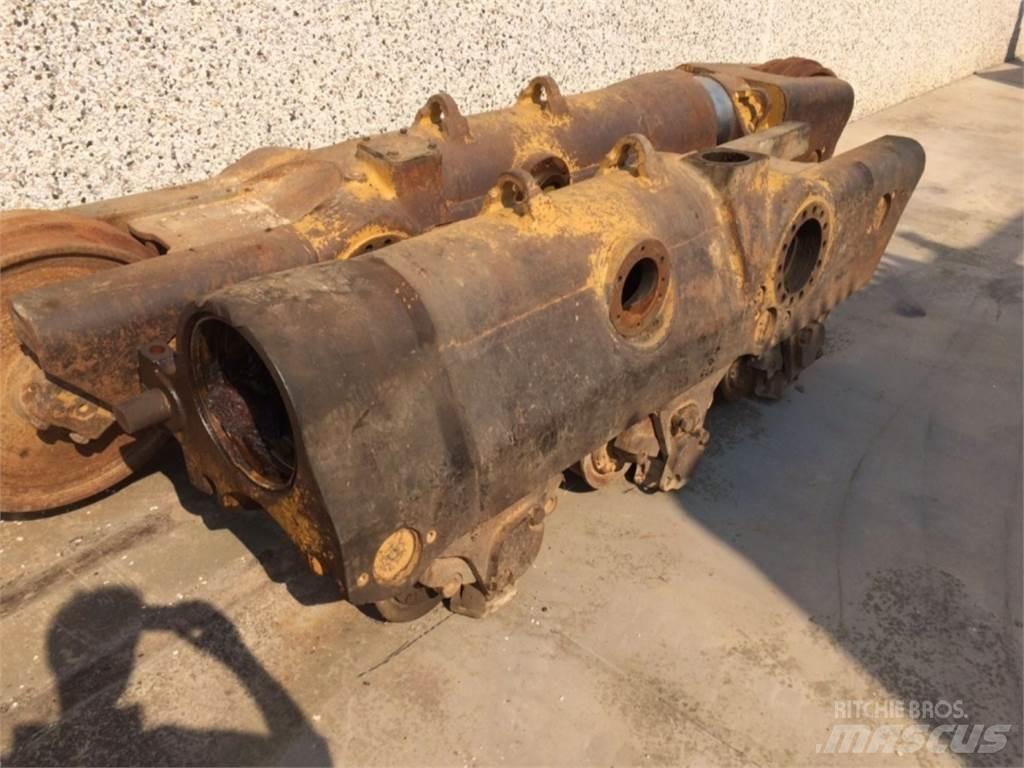 CAT  D8L Pásy, řetězy a podvozek
