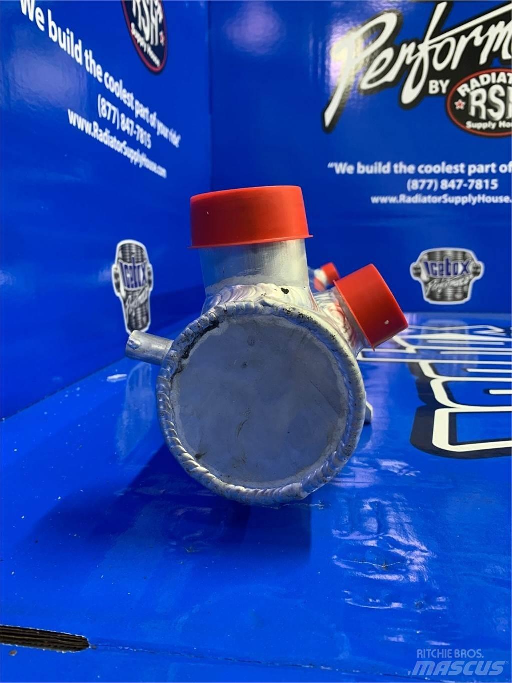 CASE 821B Radiátory