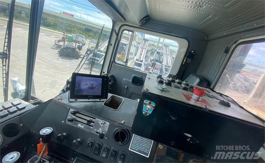 Mack MR688S Popelářské vozy