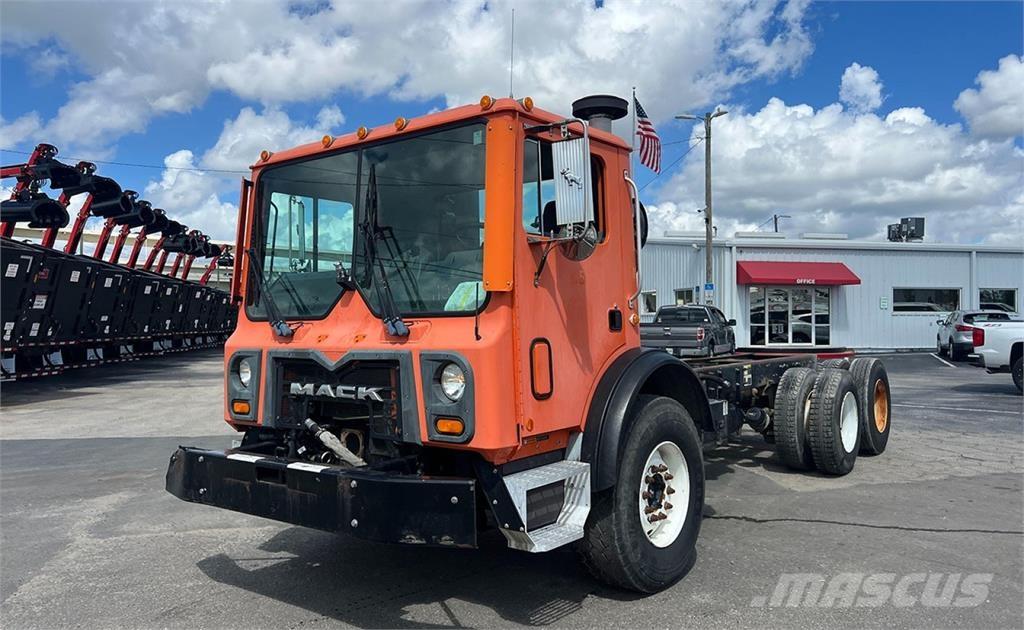 Mack MRU613 Nákladní vozidlo bez nástavby
