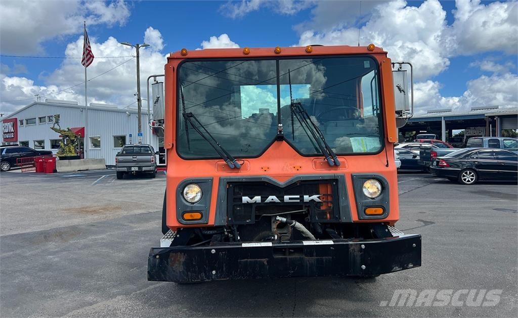 Mack MRU613 Nákladní vozidlo bez nástavby