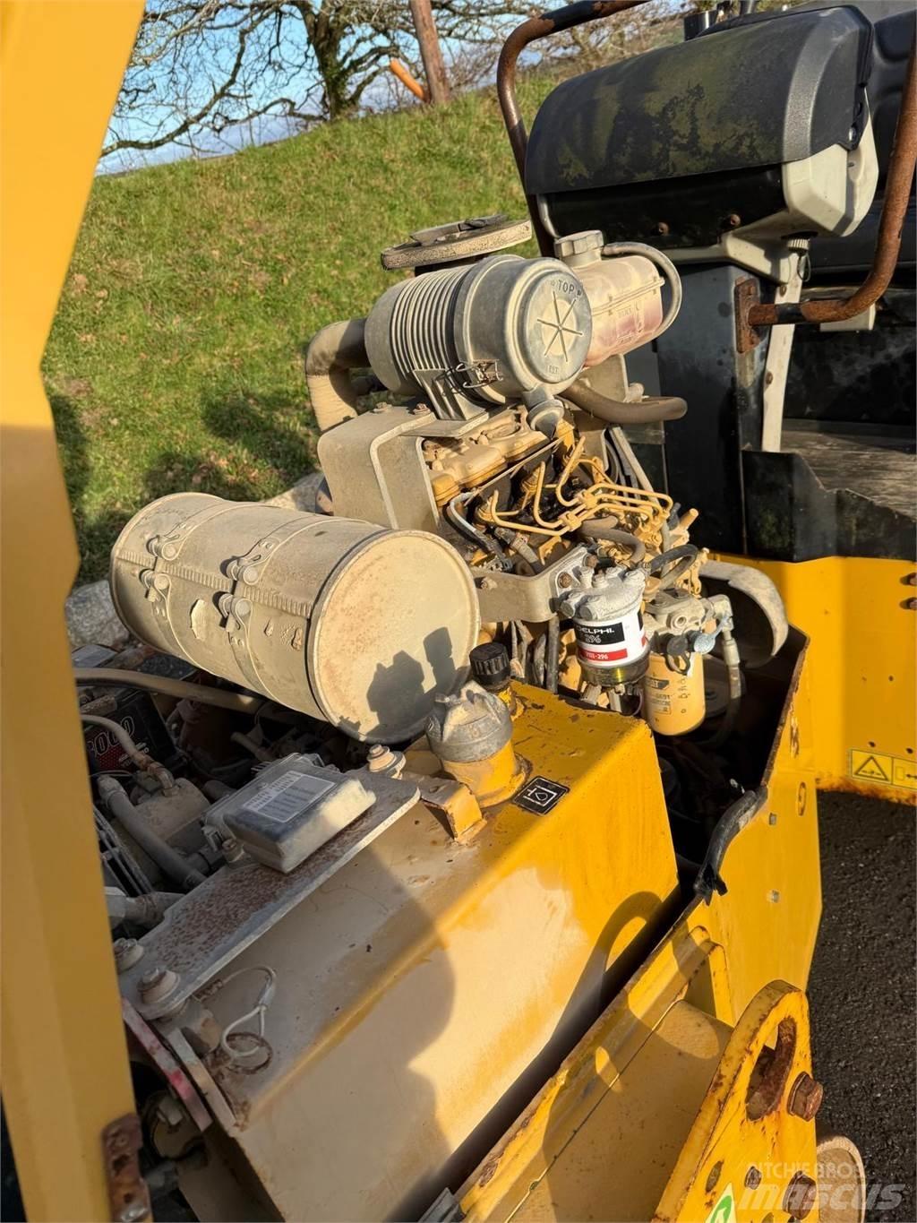 CAT CB24B Tandemové válce