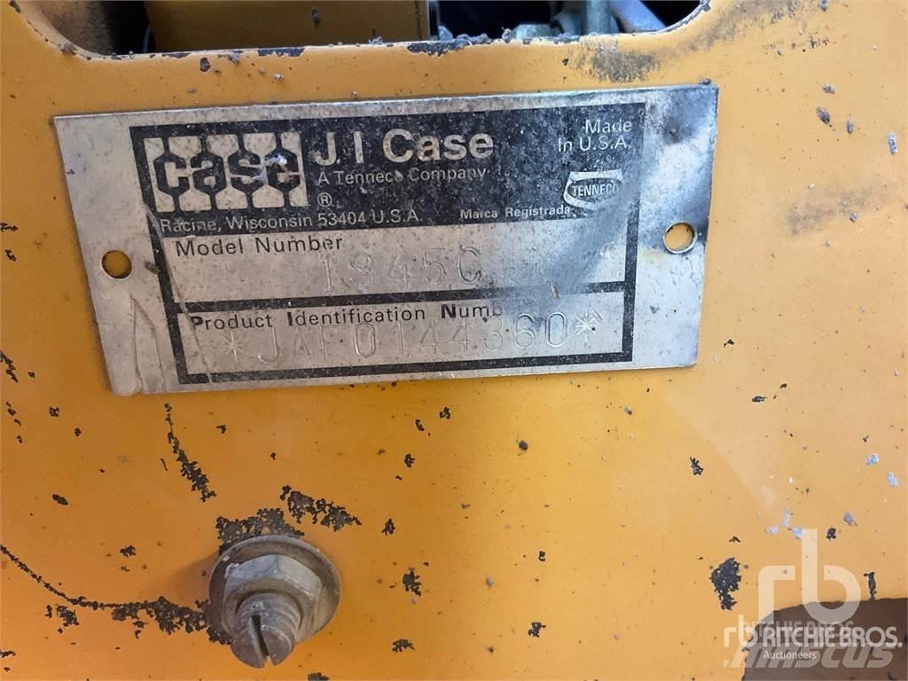 CASE 1845C Smykem řízené nakladače