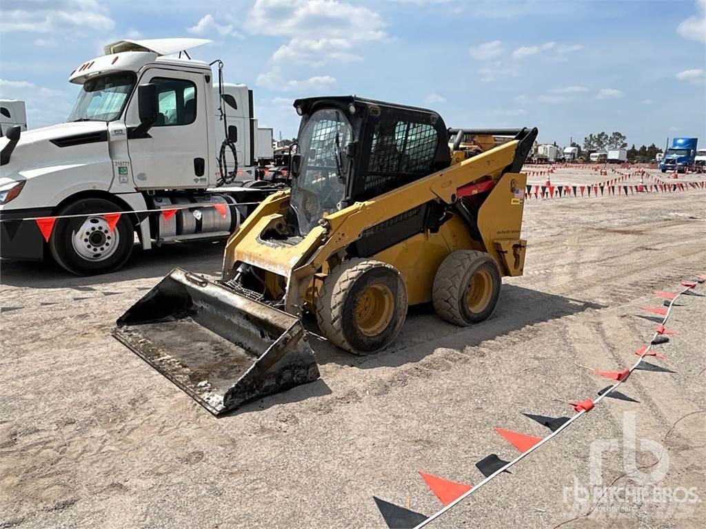 CAT 272D2 Smykem řízené nakladače