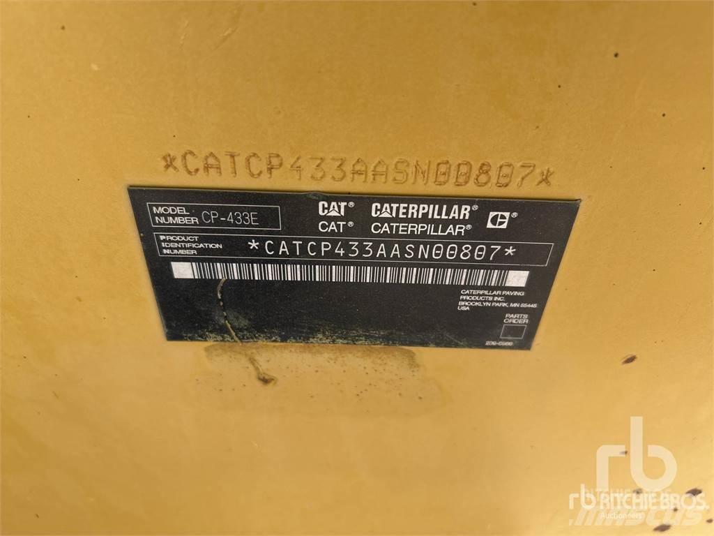 CAT CP433E Skládkové kompaktory
