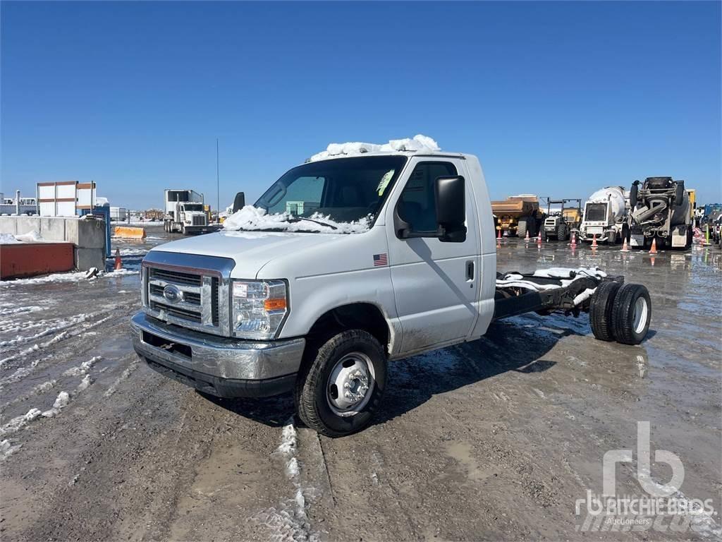 Ford E450 Nákladní vozidlo bez nástavby