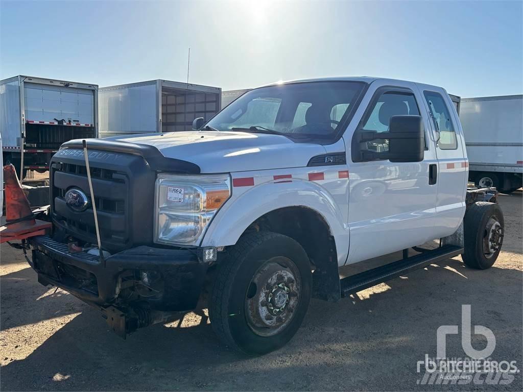Ford F-350 Nákladní vozidlo bez nástavby
