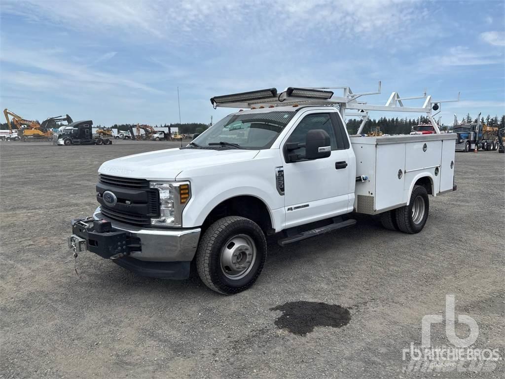 Ford F-350 Nákladní vozidlo bez nástavby