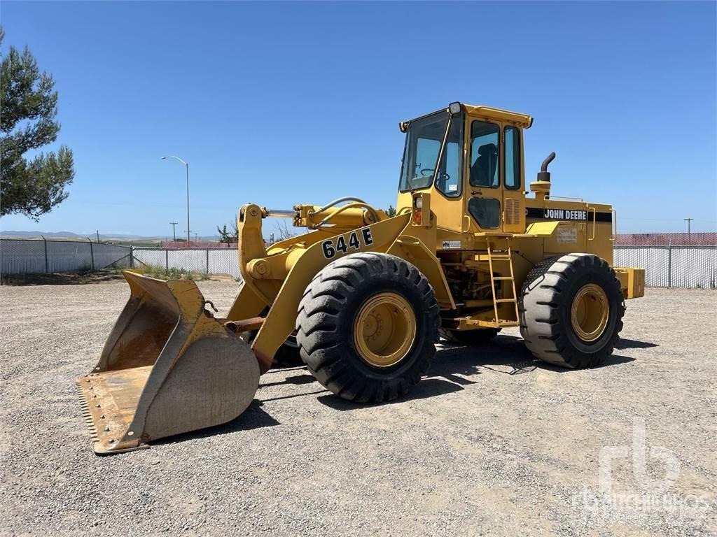 John Deere 644E Kolové nakladače
