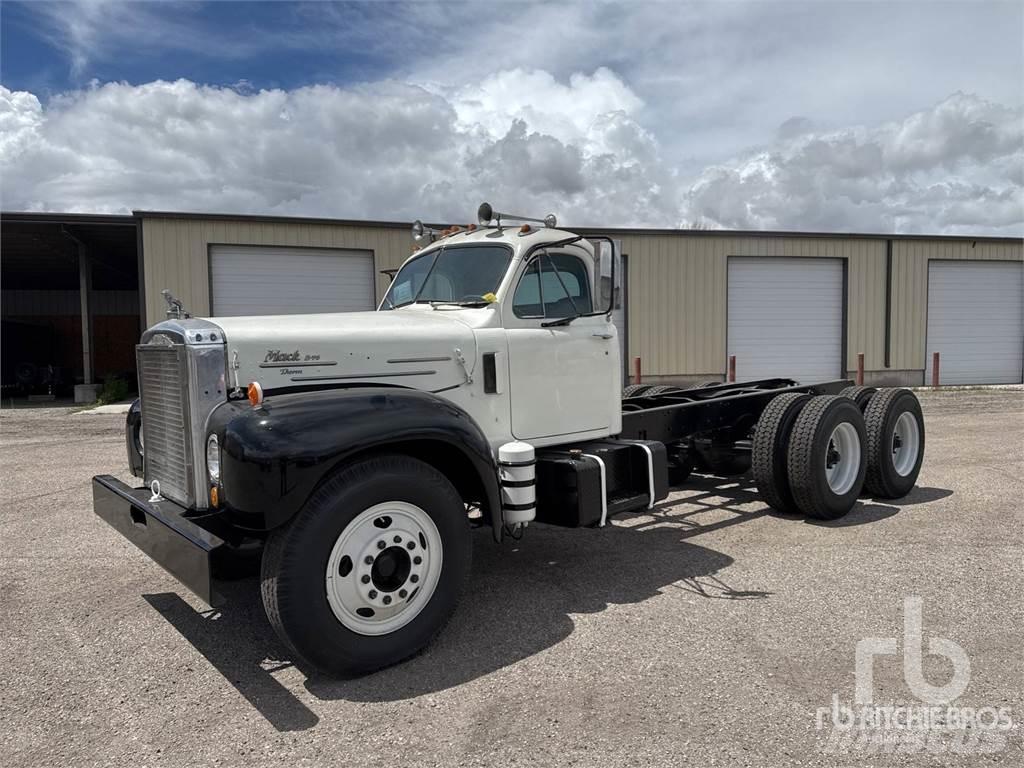 Mack B753S Nákladní vozidlo bez nástavby