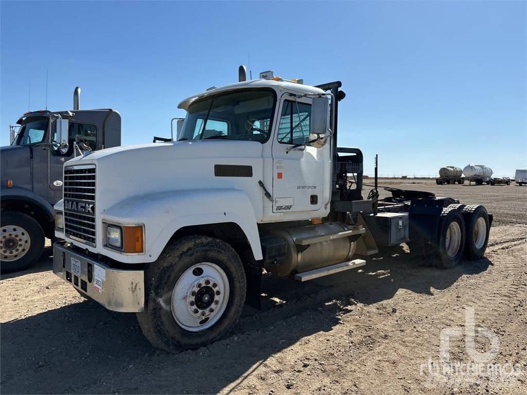 Mack CH613 Valník s navijákem