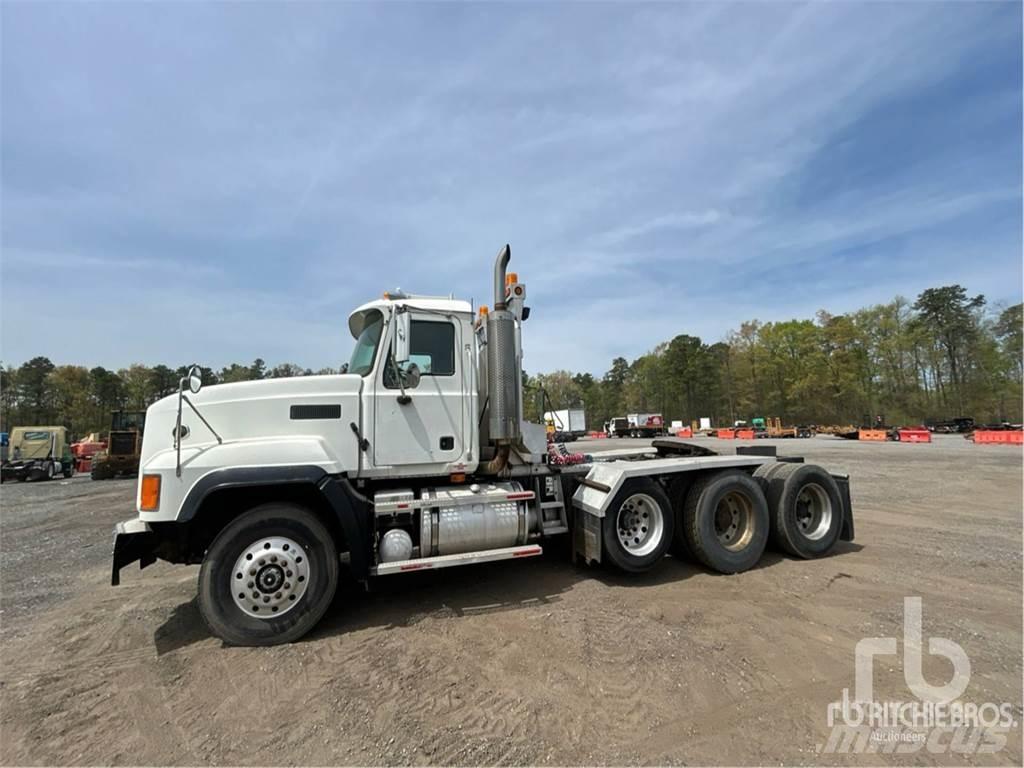 Mack CL733 Tahače