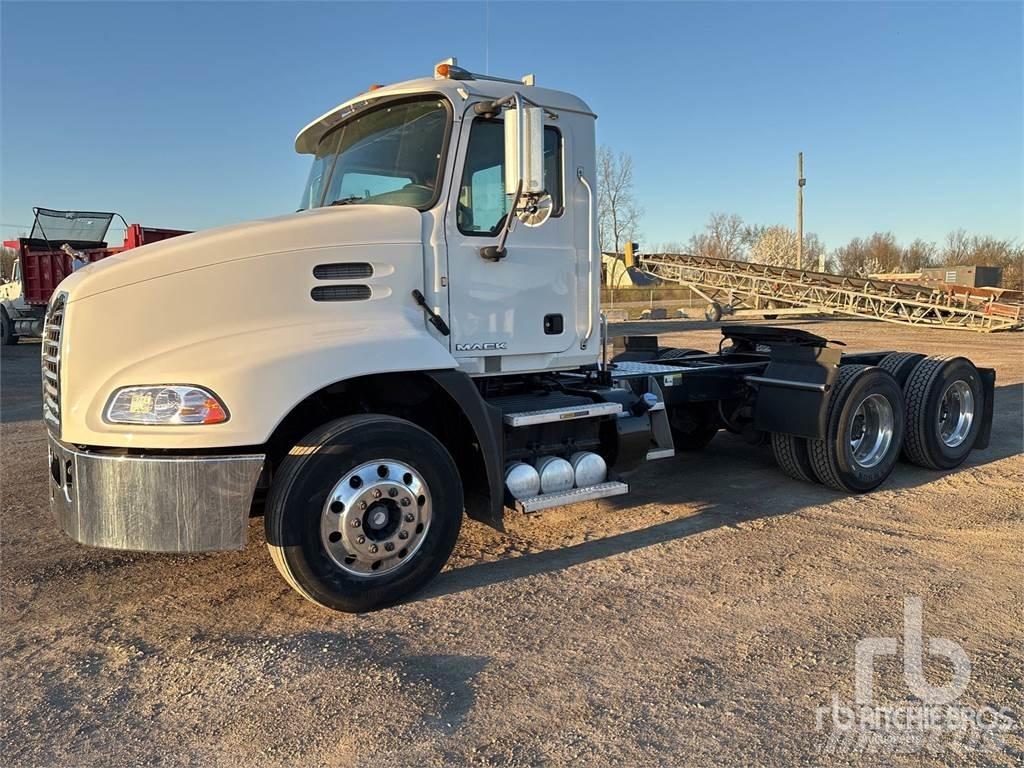 Mack CXU613 Tahače