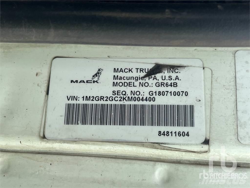 Mack GR64B Lanový nosič kontejnerů