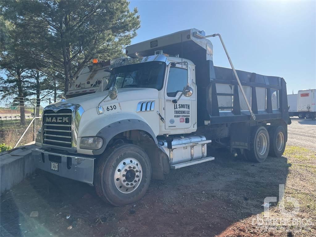 Mack GR64F Sklápěče