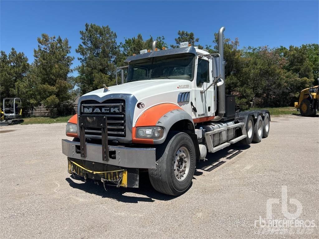 Mack GU713 Valník s navijákem