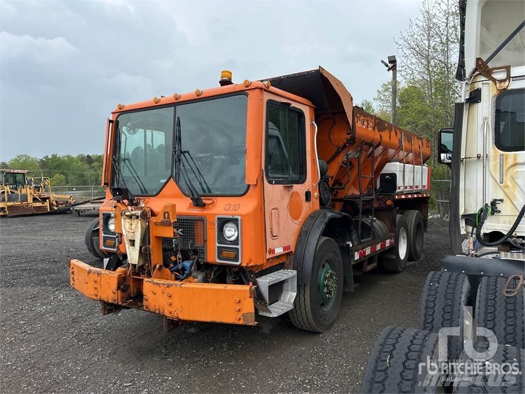 Mack MR688S Sypače písku a soli