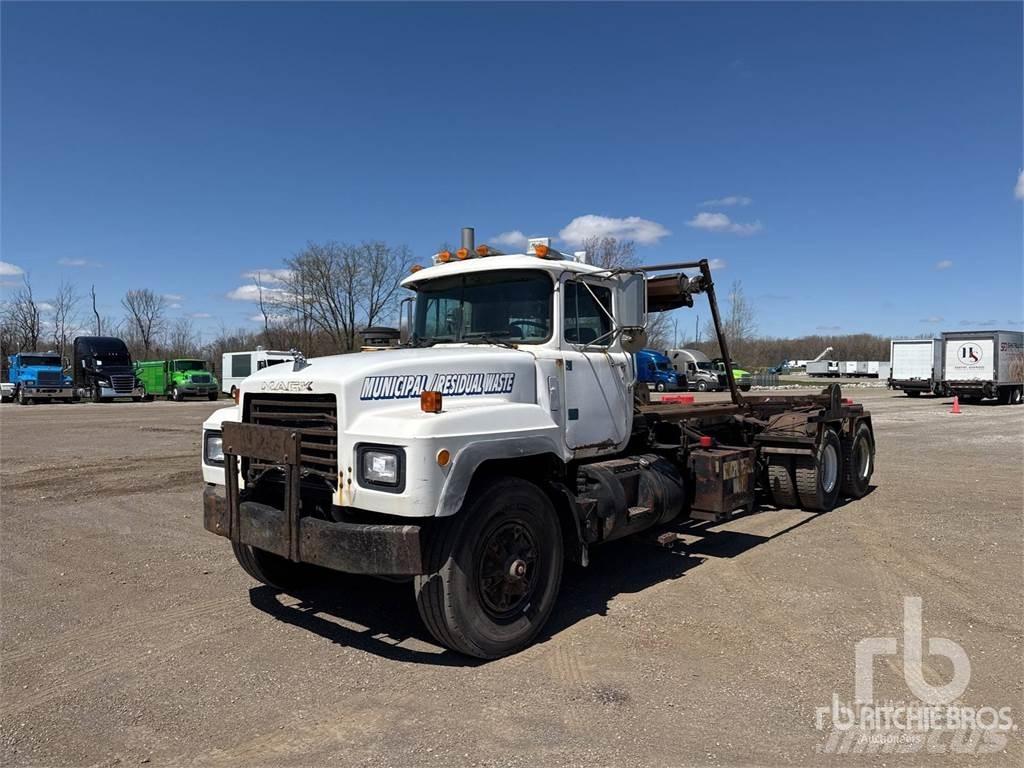 Mack RD688S Lanový nosič kontejnerů