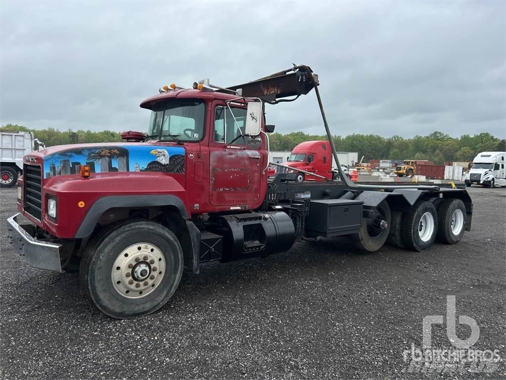 Mack RD688S Lanový nosič kontejnerů