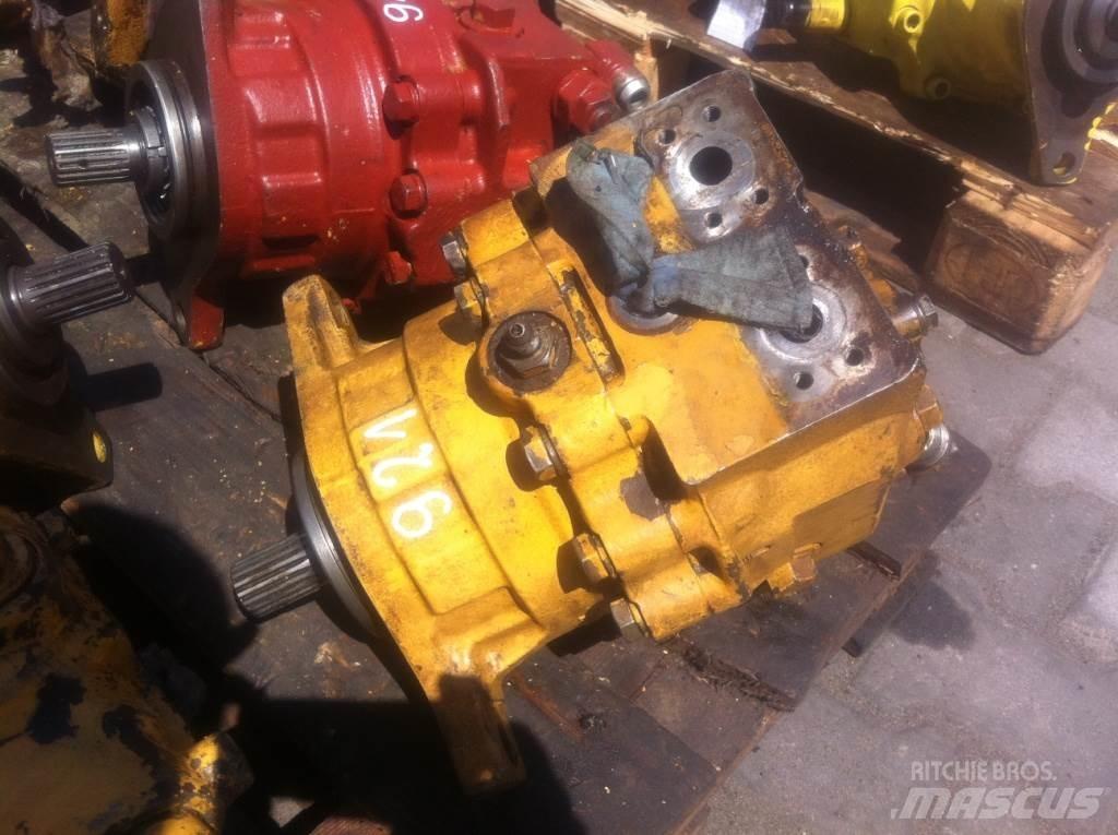 Komatsu E215... Motory