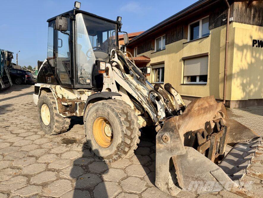 CAT 906 Kolové nakladače