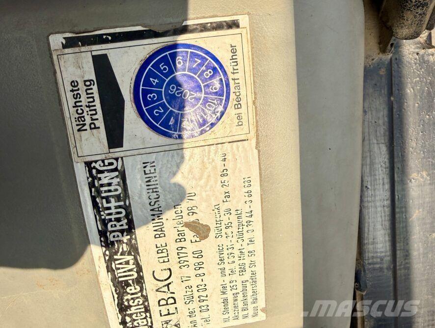 CAT 906 Kolové nakladače