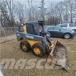 John Deere 320D Smykem řízené nakladače