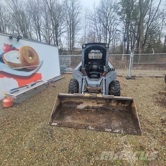 John Deere 320D Smykem řízené nakladače