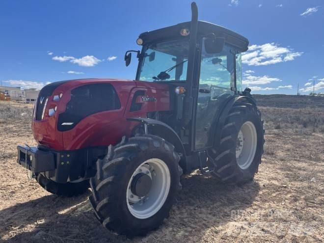 Valtra F105S Traktory