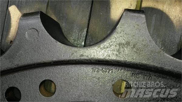 CAT 1366968 Pásy, řetězy a podvozek