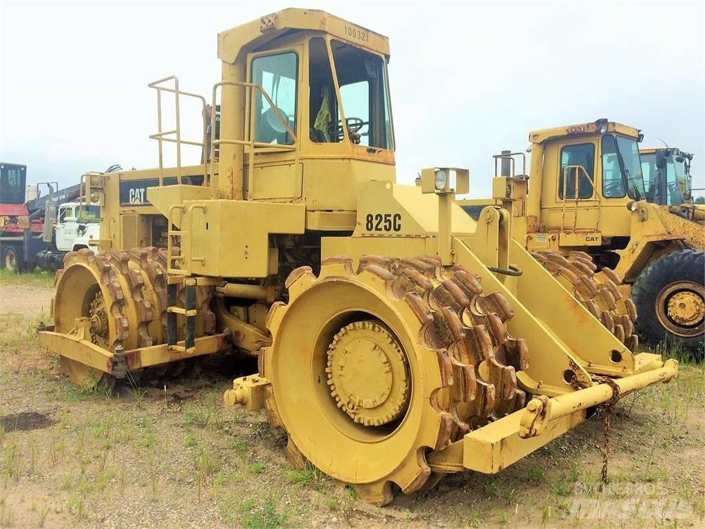 CAT 825C Půdní kompaktory