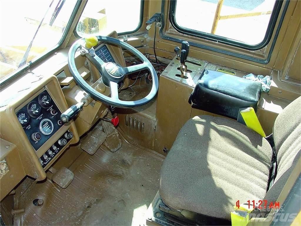 CAT 988B Kolové nakladače