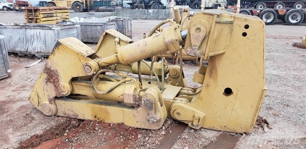 CAT D8R Půdní rozrušovače