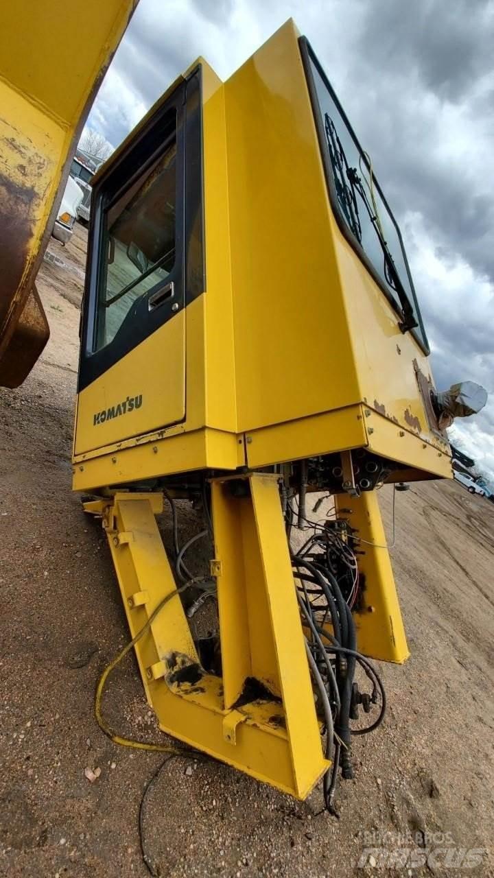 Komatsu WA1200 Kabiny a interiér